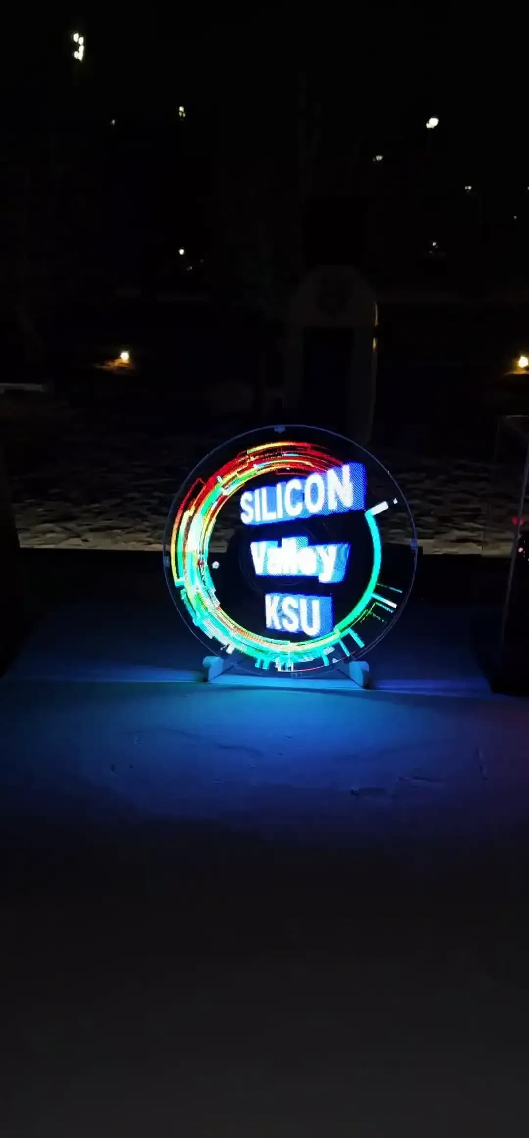 25cm hologram fan that has very short stand but can point the fan in vertical angles to adjust the view